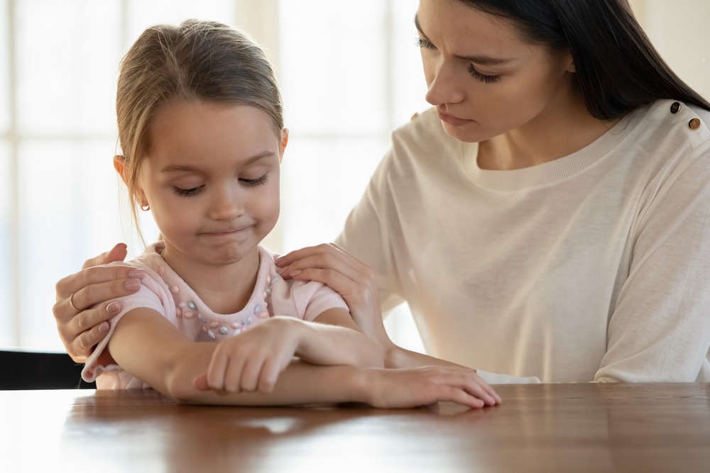 Loving,Young,Mom,Hug,Comfort,Upset,Sad,Little,Preschooler,Daughter