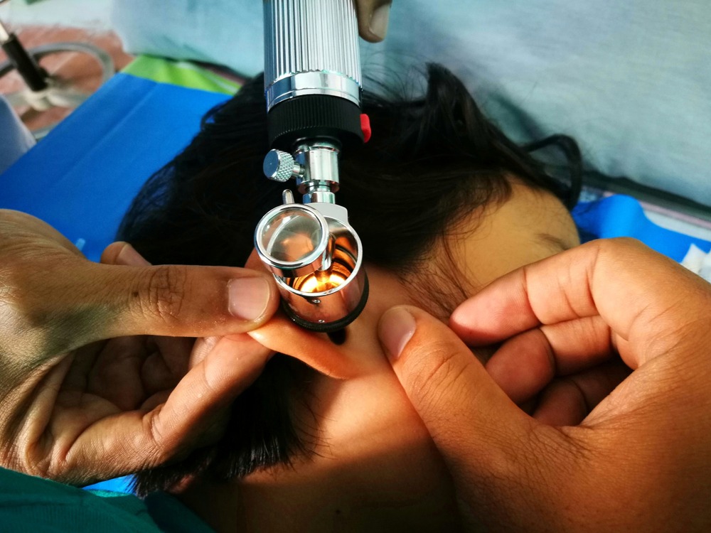 Doctor,Is,Using,Otoscope,To,Look,In,Ear